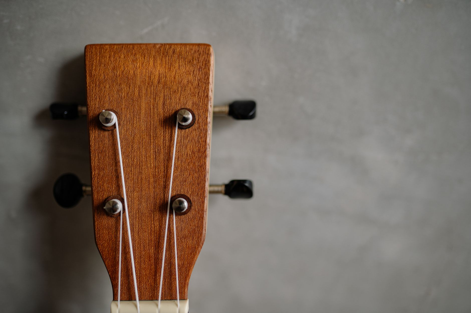 guitar strings tools case (Photo: Yan Krukau / Pexels)