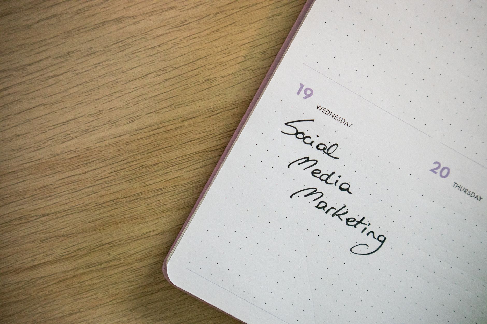 notebook planning desk (Photo: Walls.io / Pexels)