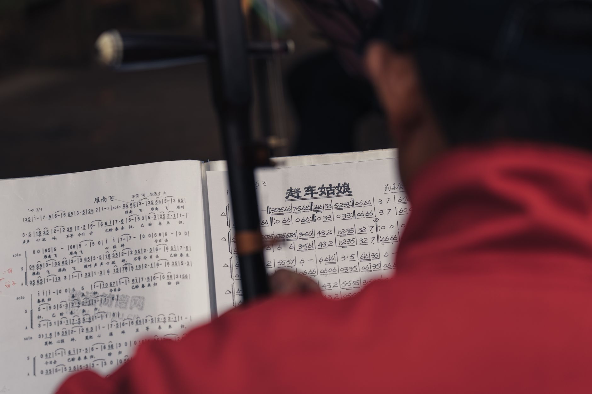 sheet music songbook hands (Photo: Tinny HU / Pexels)