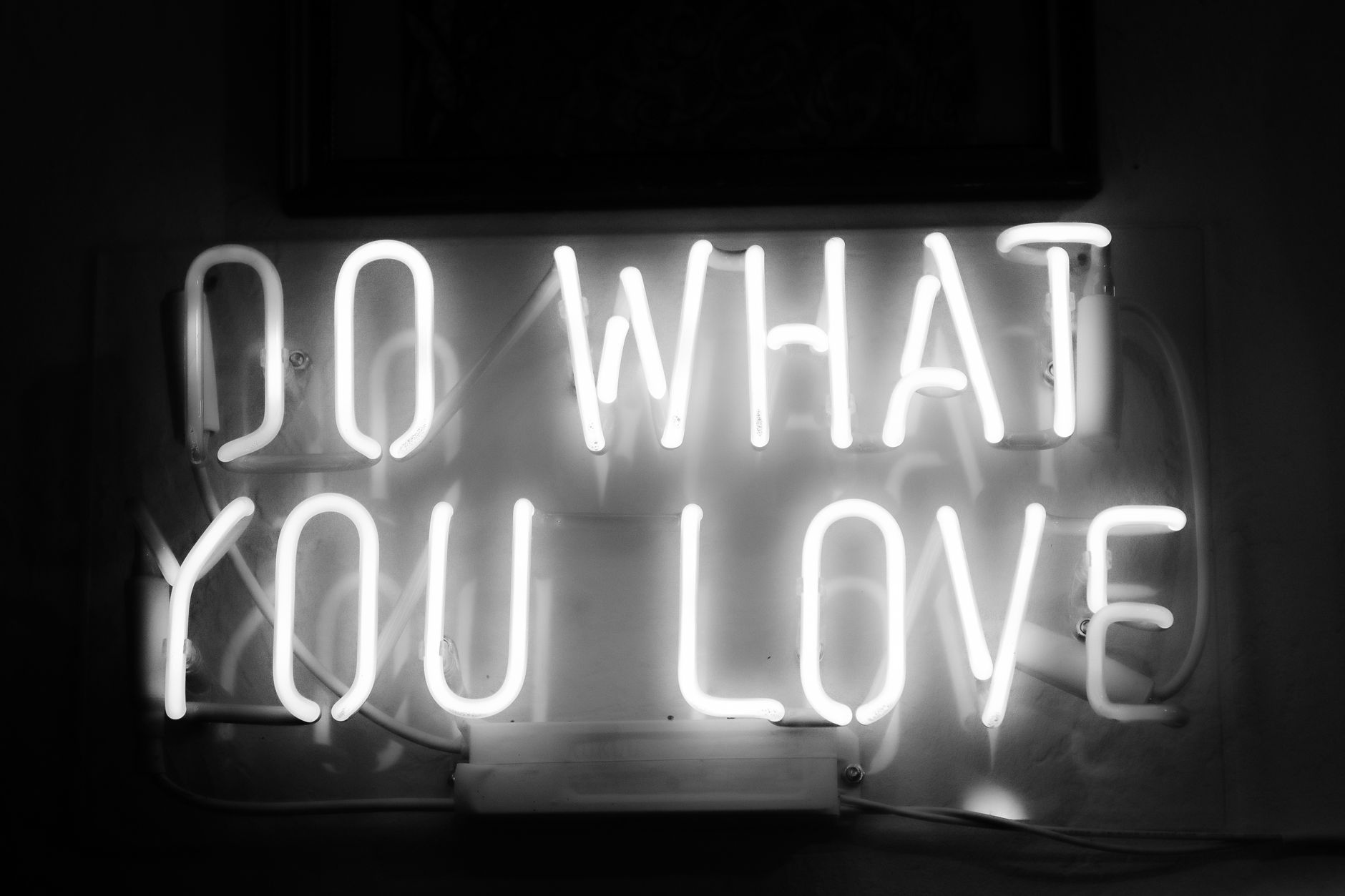 neon sign name lettering (Photo: Efrem  Efre / Pexels)