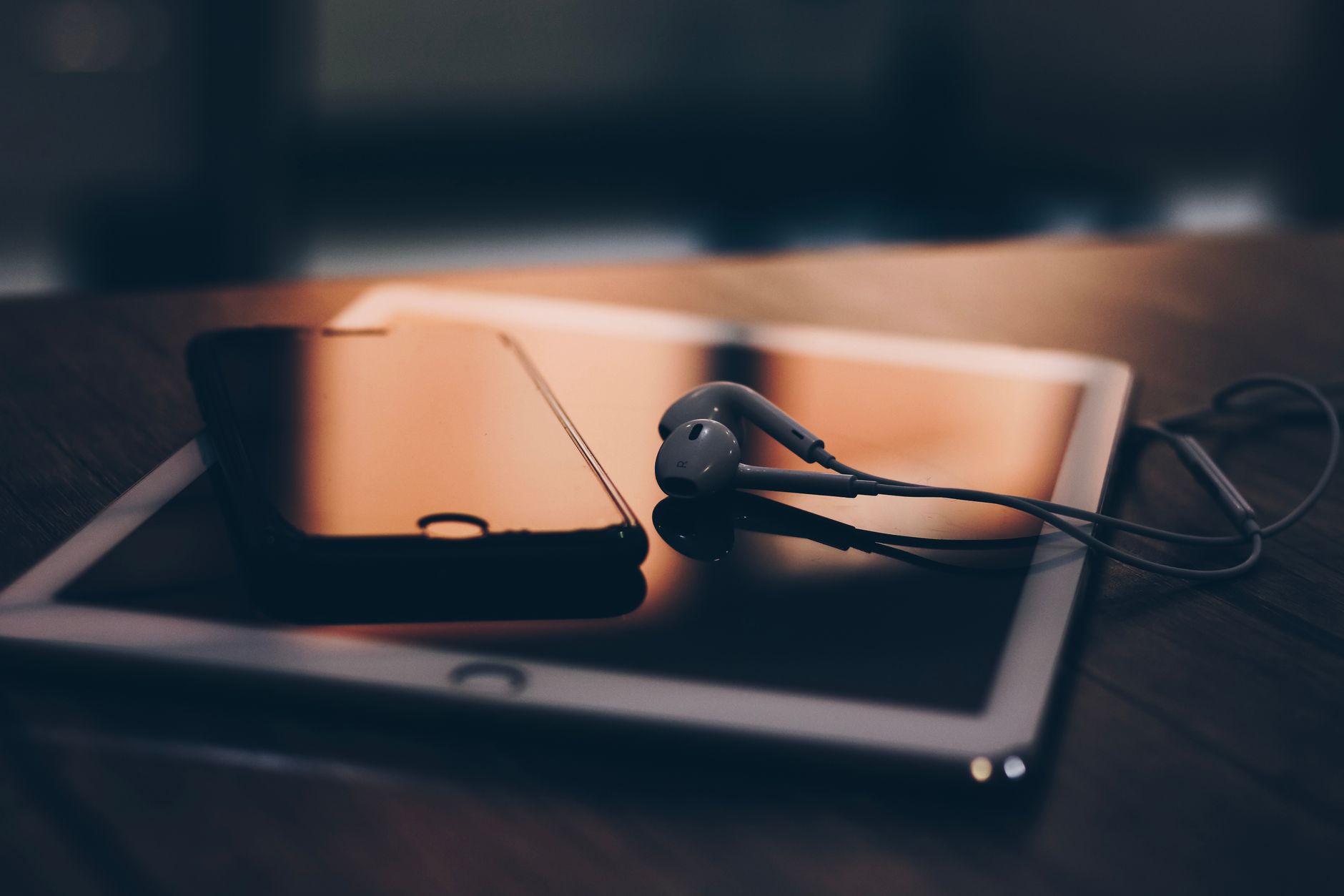 multiple devices music listening (Photo: Hasan Albari / Pexels)
