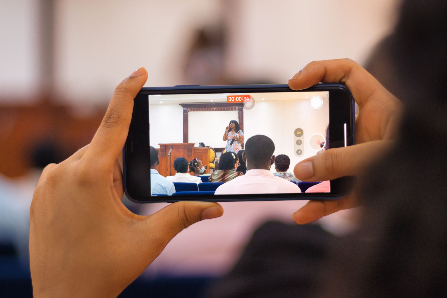 concert livestream screen (Photo: DANIEL INTUS / Pexels)