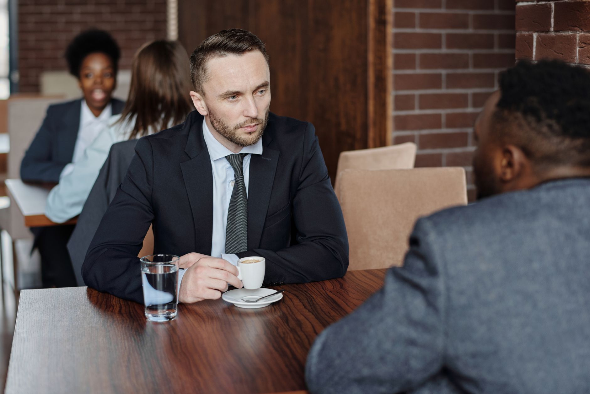two people talking cafe warm (Photo: August de Richelieu / Pexels)