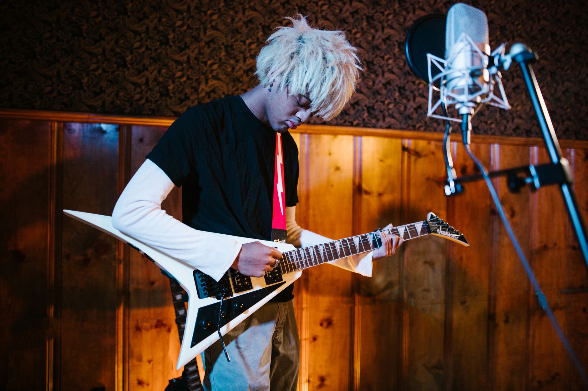 guitarist practicing rehearsal room (Photo: RDNE Stock project / Pexels)