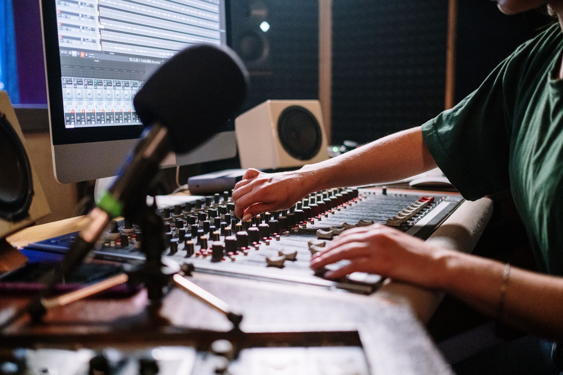 audio interface microphone desk (Photo: cottonbro studio / Pexels)