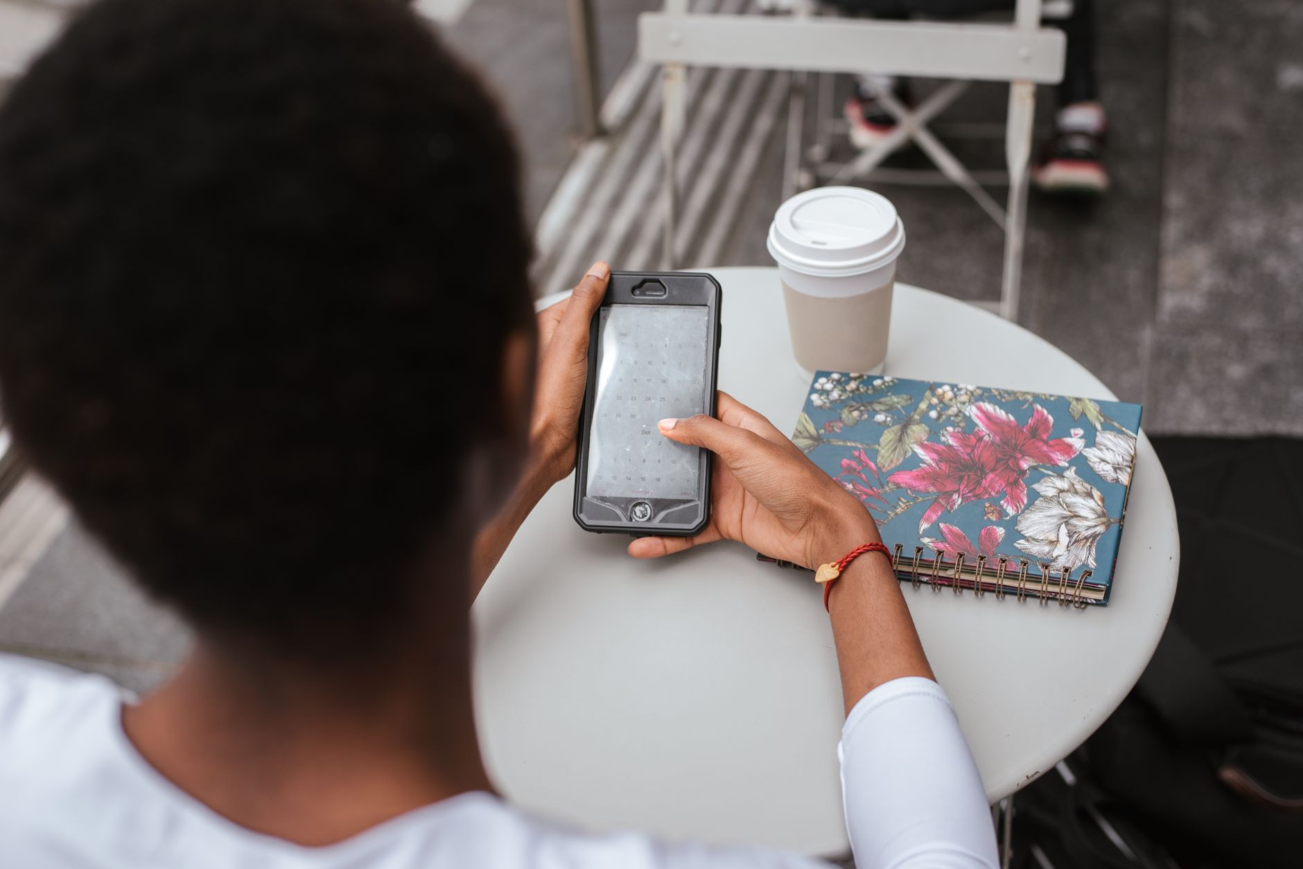 musician browsing phone cafe (Photo: Anete Lusina / Pexels)